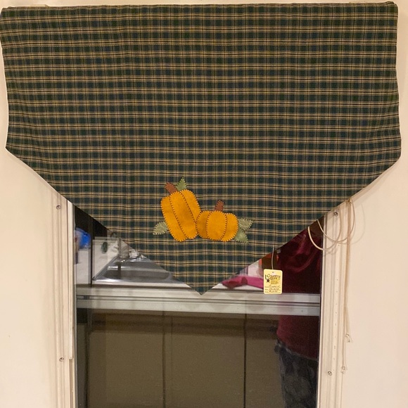 Pumpkin Valance - Picture 1 of 3